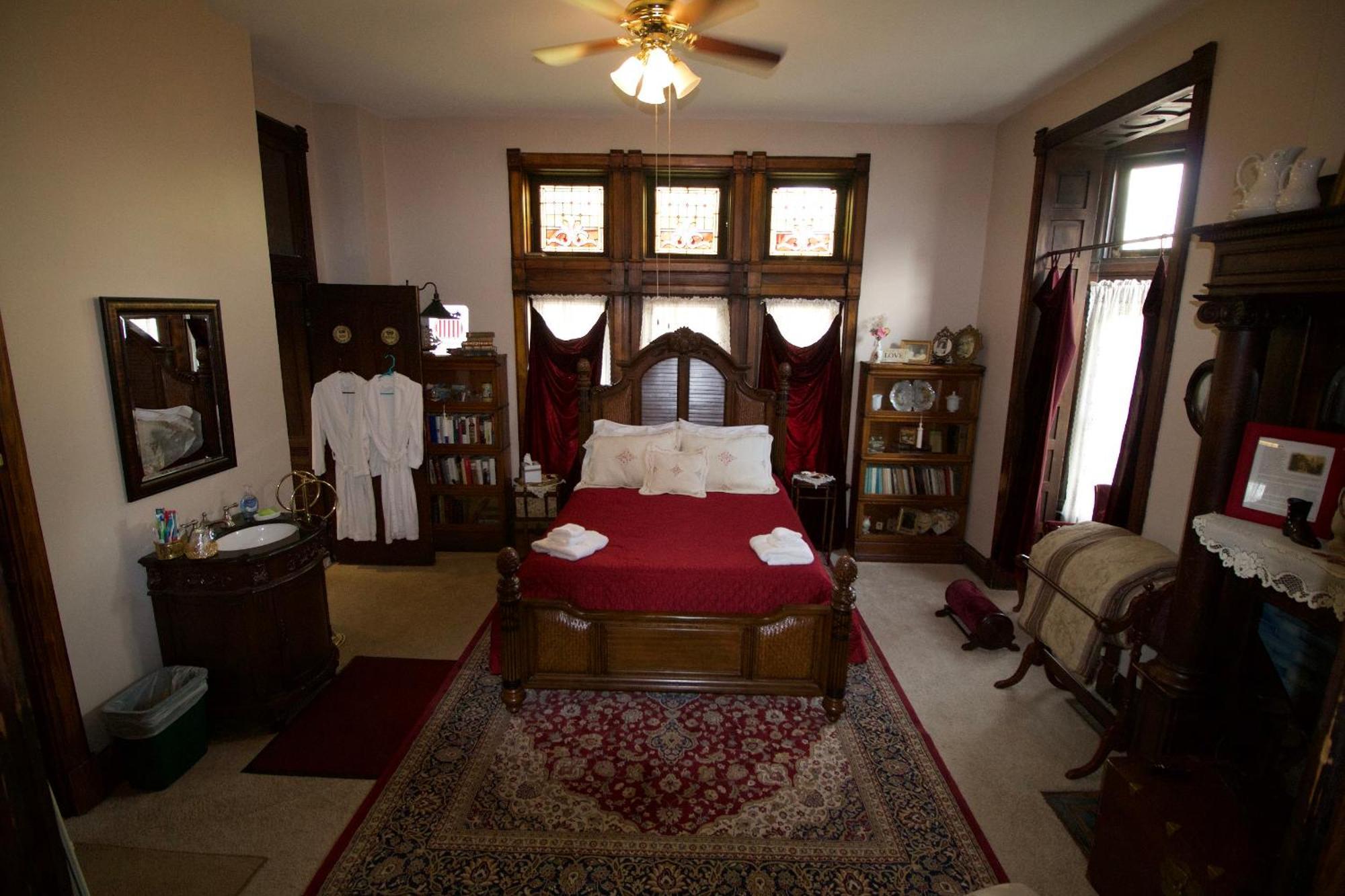 Mansion On The Mile B&B Индианаполис Екстериор снимка